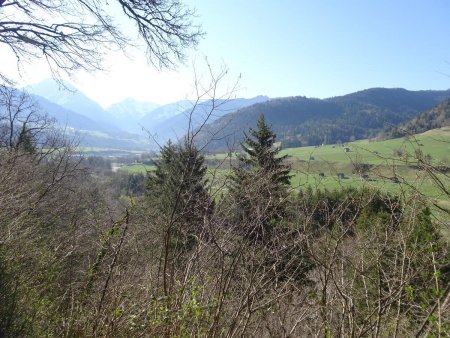 Chemin de la Traverse : au loin, les grangettes de La Compôte