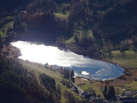 Lac de la Thuile partiellement gelé