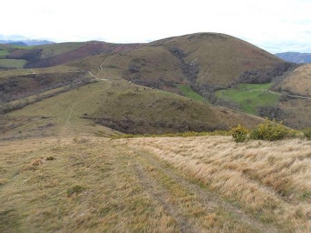 Maintenant c’est la descente vers le col de Lapartzaleko Lepoa. En face, l’Hoxahandia..