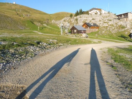 Au bas des pistes. Le refuge Jeandel est en face (bâtiment du haut).