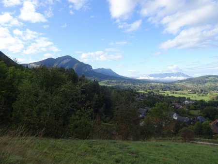 À gauche, la Montagne de Bange