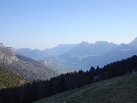 Au loin, le lac d’Annecy