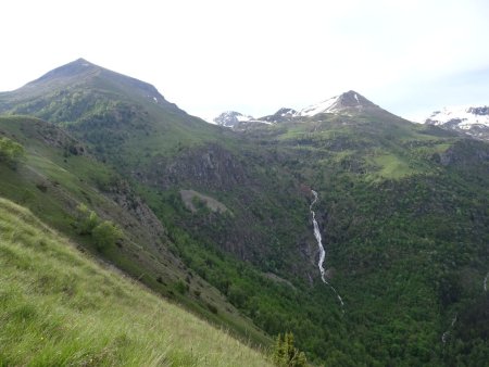 Au loin, la Cascade de la Pisse