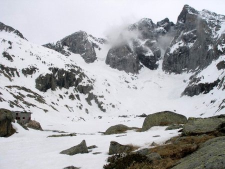 Le refuge des Oulettes devant l’impressionnant Vignemale