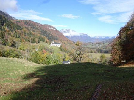 Au loin, l’Abbaye de Tamié