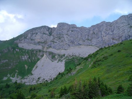 Le pierrier sous la crête des Rochers de l’Ours