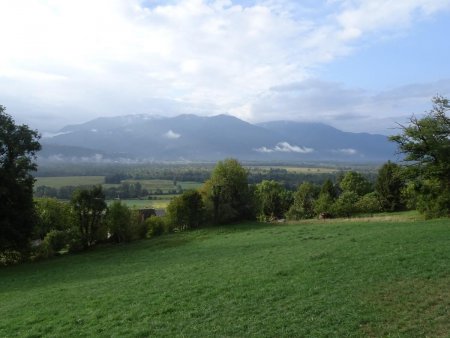 Au fond, la chaîne des Hurtières