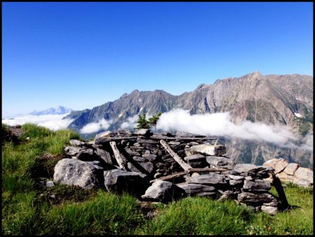 Ruines sur un replat face au Grand Armet.