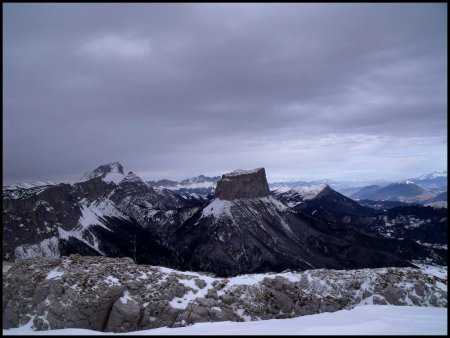 Le Grand Veymont, Mont Aiguille, et Crête de la Montagne de Gresse vus de la Tête Chevalière.