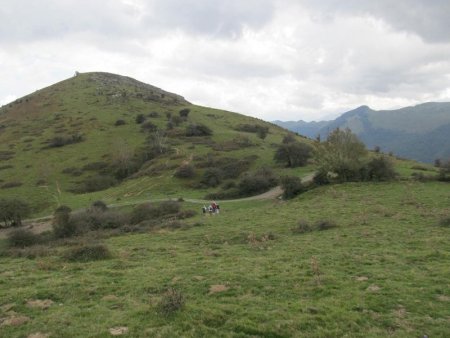 Une piste qui dessert des cayolars occupe le mini-vallon.