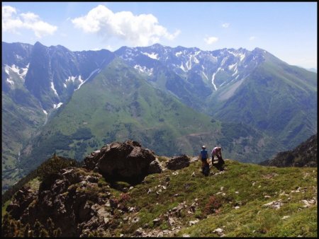 Au petit col, elles tournent le dos au Coiro.