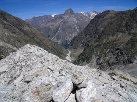 La Vallée de la Mariande et l’Aiguille du Plat de la Selle du verrou du lac de la Mariande