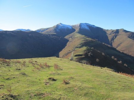 Une vue vers la crête qui continue. Les sommets suivants sont en vue.