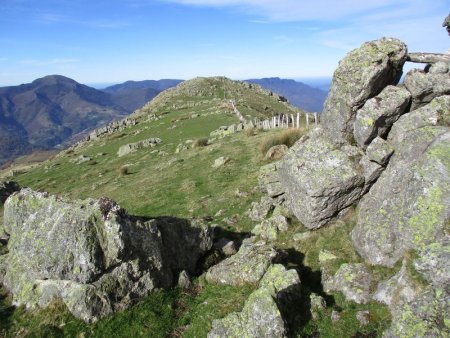 On jonglera avec quelques blocs rocheux sur la crête qui mène au sommet nord.