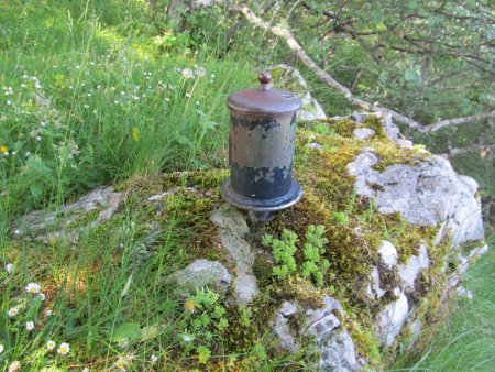 Vue de près du buzon. Ici il a la forme d’un mini-kiosque.