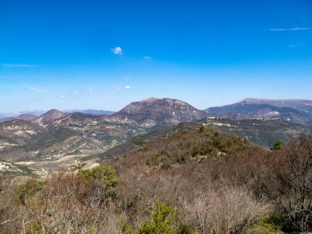 Depuis la barre rocheuse vue sur la montagne de Miélandre.