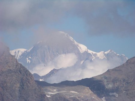 Au-delà du Val di Rhemes et Val Grisenche, la Mont Blanc.