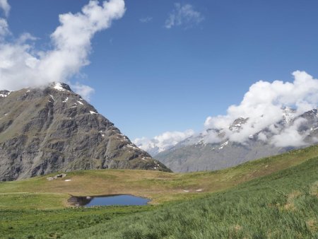 Côte Rouge et son petit lac au printemps