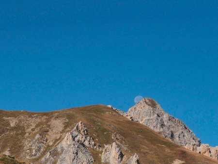 La Lune se pose sur le Roc du Merlet