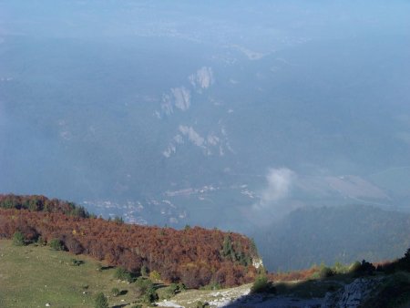 En bas, les gorges de Crossey.