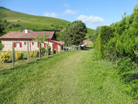 Et par une piste, on rejoint le col de Legarre.