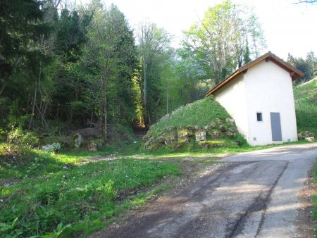 Emplacement de la source captée, prendre le chemin en face