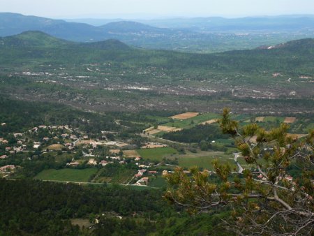 Vue sur Mazaugues depuis les crêtes.