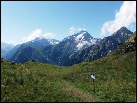 Au-delà du Col de Mais, la Tête de Lauranoure la Roche de la Muzelle et l’Aiguille de Venosc.