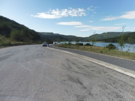 Une visu du parking, point de départ de la randonnée. On est sur le côté du lac de Nagore, partie haute du lac d’Itoiz.