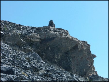 Mamelon rocheux cairné.