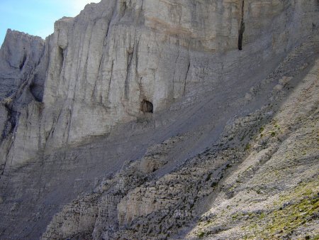 Une sente, se dirige vers la grotte du Petit obiou.