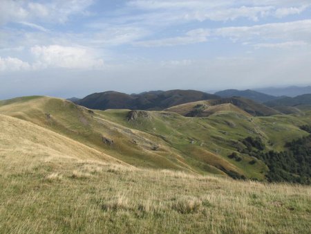 Et là, vers le nord, la suite des crêtes d’Iraty-Soule avec le zazpigagn, les crêtes d’Organbidexka  etc ..