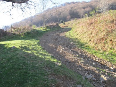 La piste se poursuit traversant le flanc nord