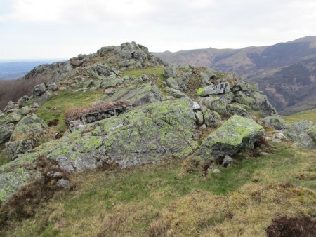 Il faudra jouer avec les sentes pour éviter les blocs rocheux. Remarquer les postes de chasse.