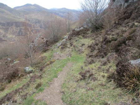 Par un sentier à flanc, on feintera le dernier sommet rocheux.