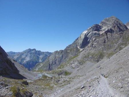 Regard arrière en montant vers le col de la Vanoise.