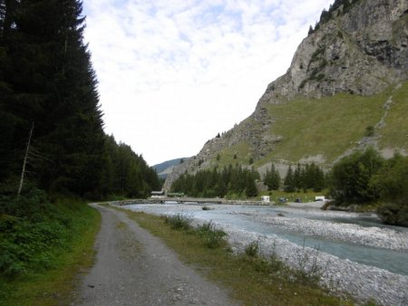 Le long du Doron, en arrivant au barrage EDF.