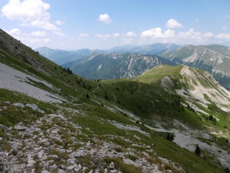 En haut de Vachères, en direction du petit col entre la crête du Rang Coupé et la bosse des Parjis Clos cotée 1823m.