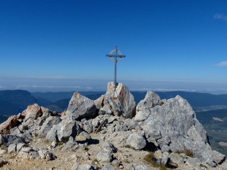 La croix du sommet. Vue vers l’ouest