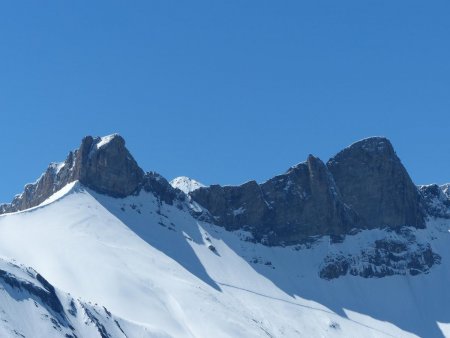 L’Aiguille du Goléon au loin entre les Aiguilles (Orientale et Centrale) de la Saussaz.