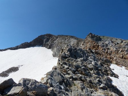 Vers 2800m. Le sommet redevient visible. Sur la droite, le point coté 2852m.