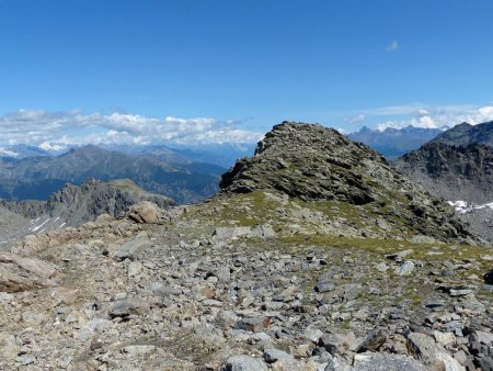 Descente : à gauche de cette bosse.