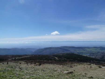 Par temps dégagé on a un beau panorama, des Pyrénées Orientales au sud...