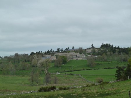 J2 - Vue du hameau de Souleyrols depuis la piste que l’on suit.