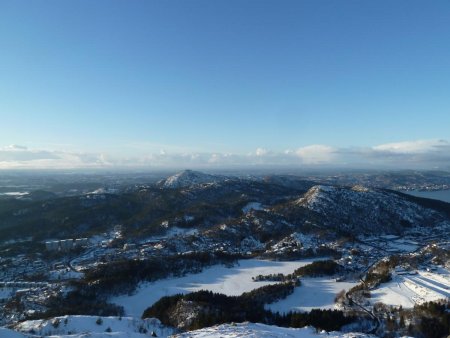 Lydehorn et Olsokfjellet vus du sommet avec Storavatnet en bas qui est gelé.