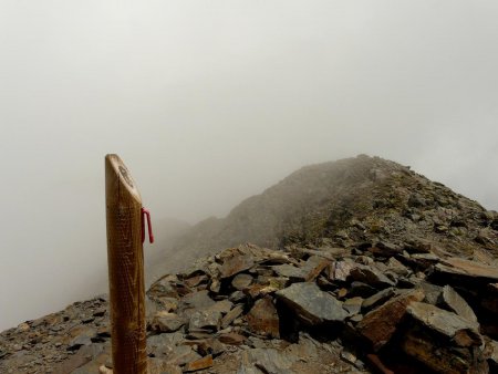 Le sommet, sobrement marqué