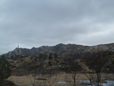 Ulriken à gauche. Le cheminement passe par la droite puis revient sur la gauche une fois atteint le plateau sommital.