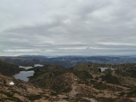 Nordre Gløvrevatnet et Søre Gløvrevatnet sur la gauche, Nubbevatnet à droite, au fond entre les montagnes on aperçoit Bjørnafjorden.