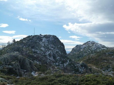 Ørnafjellet à gauche et Lyderhorn à droite au fond.