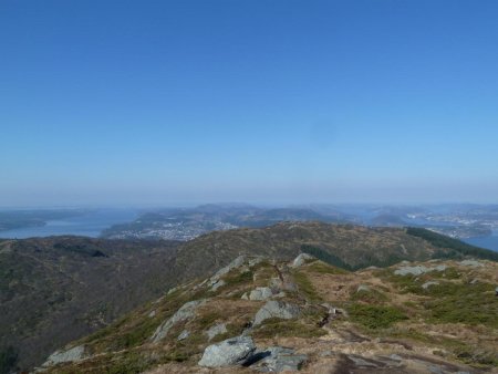 La suite du chemin au nord d’Høgstefjellet, Tellevikafjellet à l’arrière-plan et l’île d’Holsnøy au fond.